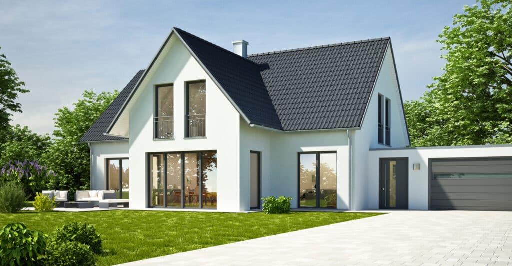 Maison moderne blanche avec toit noir, grandes baies vitrées, terrasse et garage sur un terrain verdoyant.